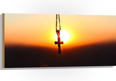 Hout - Kerkelijk Kruis Hangend aan Ketting tegen Fel Zonlicht - 100x50 cm - 9 mm dik - Foto op Hout (Met Ophangsysteem)