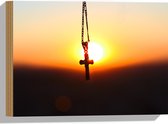 Hout - Kerkelijk Kruis Hangend aan Ketting tegen Fel Zonlicht - 40x30 cm - 9 mm dik - Foto op Hout (Met Ophangsysteem)