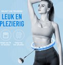Femme en tenue de sport avec un hula hoop bleu et blanc. "Rend votre entraînement amusant et agréable" avec des icônes pour la forme physique et la perte de poids.