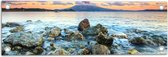 Tuinposter – Water - Stenen - Vulkaan - Wolken - 60x20 cm Foto op Tuinposter (wanddecoratie voor buiten en binnen)