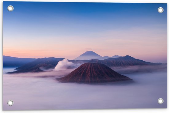 Tuinposter – Hoge Bergtoppen boven het Wolkendek - 60x40 cm Foto op Tuinposter (wanddecoratie voor buiten en binnen)