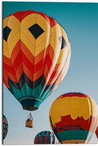 Dibond - Man in Mandje onder Kleurrijke Luchtballon omringd door Luchtballonnen - 50x75 cm Foto op Aluminium (Wanddecoratie van metaal)