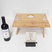 Vaderdag geschenk voor pluspapa - bamboe klaptafel met spreuk - tafeltje voor 2 glazen en een fles + leuke sticker voor een fles wijn + GRATIS extra's - origineel pluspapa geschenk!