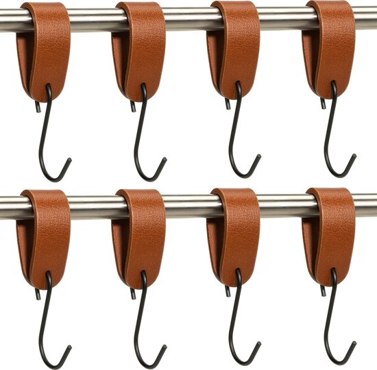 Acht cognac leren lussen met zwarte S-haken, hangend aan een metalen stang.