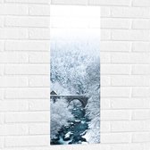 Muursticker - Brug - Rivier - Beekje - Sneeuw - Bomen - Stenen - Ijs - Water - Wit - 30x90 cm Foto op Muursticker