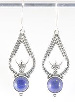 Lange opengewerkte zilveren oorbellen met lapis lazuli
