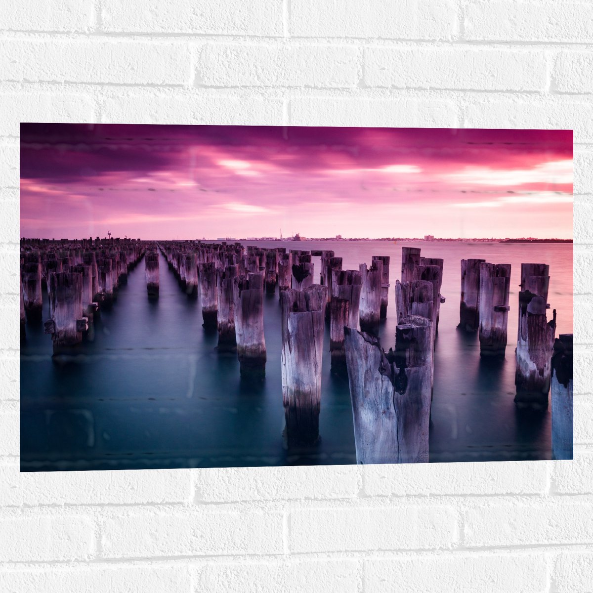 Muursticker - Palen - Water - Hout - Zee - Kleuren - 75x50 cm Foto op Muursticker