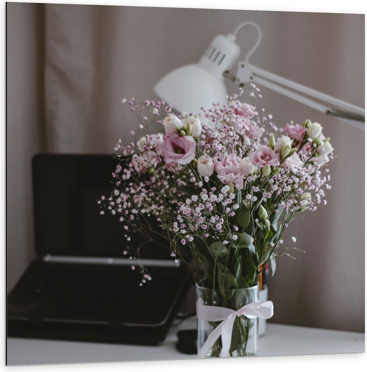 Dibond - Bloemen - Boeket - Water - Strik - Lamp - Telefoon - Bureau - Laptop - 100x100 cm Foto op Aluminium (Wanddecoratie van metaal)