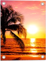 Tuinposter – Silhouet van Grote Palmboom boven de Golven in de Zee tijdens Zonsondergang - 30x40 cm Foto op Tuinposter (wanddecoratie voor buiten en binnen)