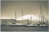 Poster (Mat) - Rijen Witte Bootjes in Buitenlandse Haven - 120x80 cm Foto op Posterpapier met een Matte look