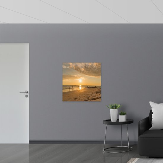 Dibond - Personen - Avondzon - Zee - Strand - Zand - Water - Wolken - 80x80 cm Foto op Aluminium (Wanddecoratie van metaal)
