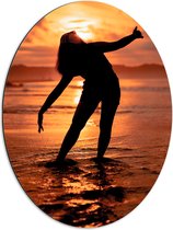 Dibond Ovaal - Silhouet van Vrouw in de Lage Zee - 51x68 cm Foto op Ovaal (Met Ophangsysteem)