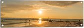 Tuinposter – Personen - Avondzon - Zee - Strand - Zand - Water - Wolken - 90x30 cm Foto op Tuinposter (wanddecoratie voor buiten en binnen)