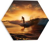 PVC Schuimplaat Hexagon - Surfer in Actie tijdens Zonsondergang - 30x26.1 cm Foto op Hexagon (Met Ophangsysteem)