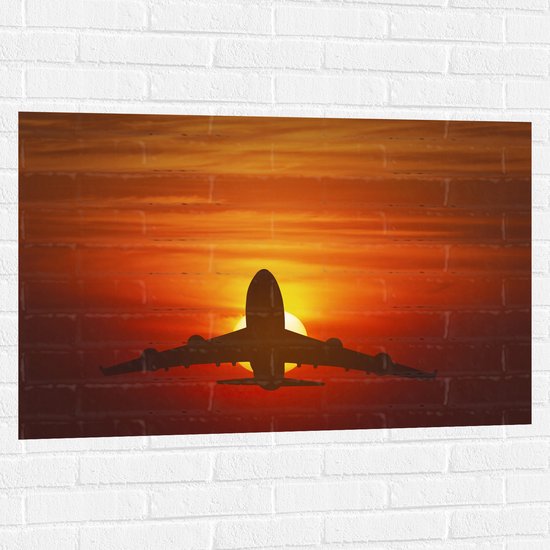 Muursticker - Silhouet van Vliegtuig tegen Feloranje Zon in Roodkleurige Lucht - 105x70 cm Foto op Muursticker