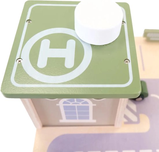Heliplatform met 'H' logo op de houten speelgoedparkeergarage in retro groen.