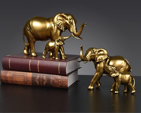 Veelhoekige Gouden Olifant Model Een Olifant Geïsoleerd Op Een Witte Achtergrond Wandelingen