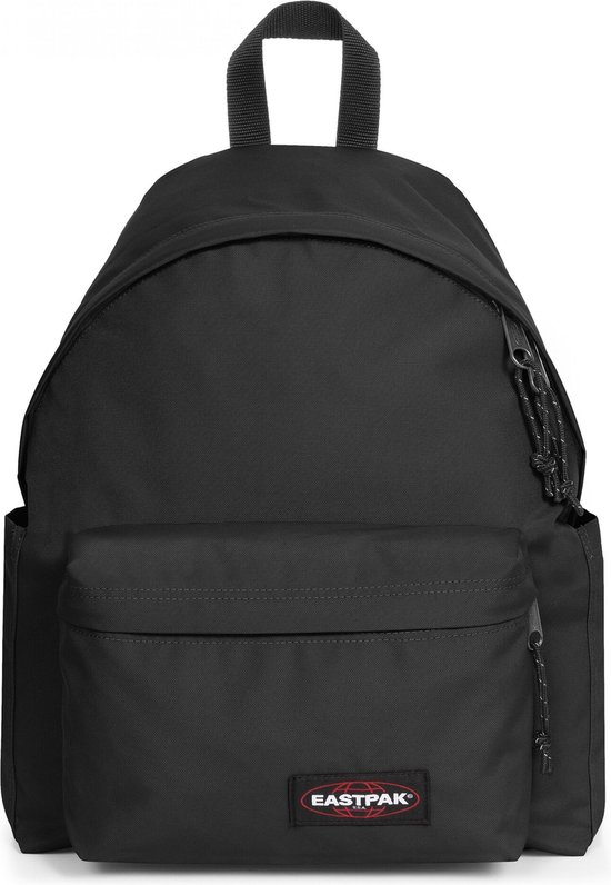 Zwarte Eastpak rugzak met een voorvak en zijvakken.