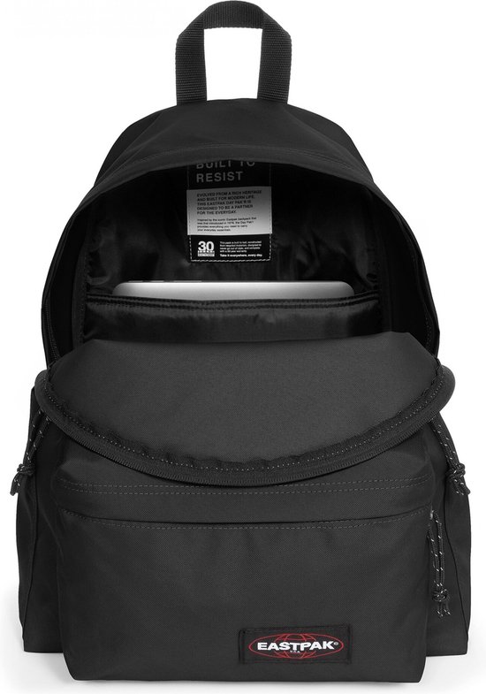 Openstaande zwarte Eastpak rugzak met laptopvak.