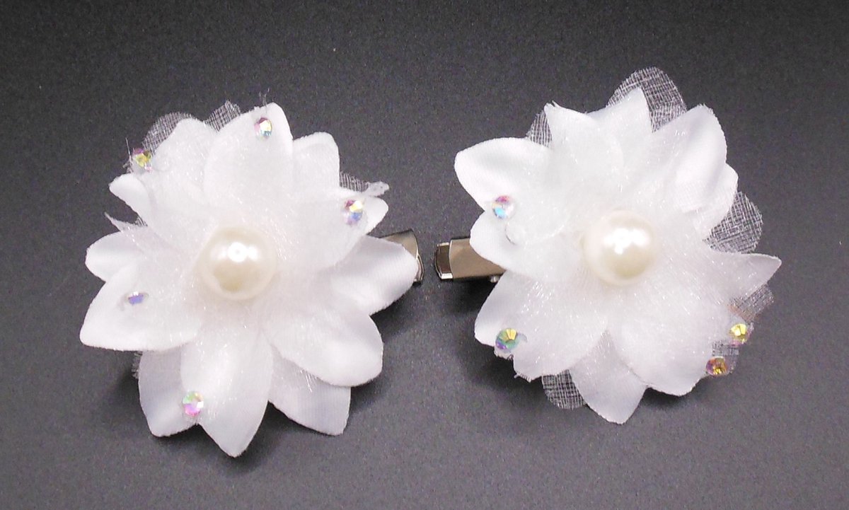 2 roosjes klein met duckklem wit met glinster+parel en diamantjes - Communie