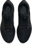 Bovenaanzicht van zwarte Nike Air Zoom Pegasus 40 sportschoenen met veters.