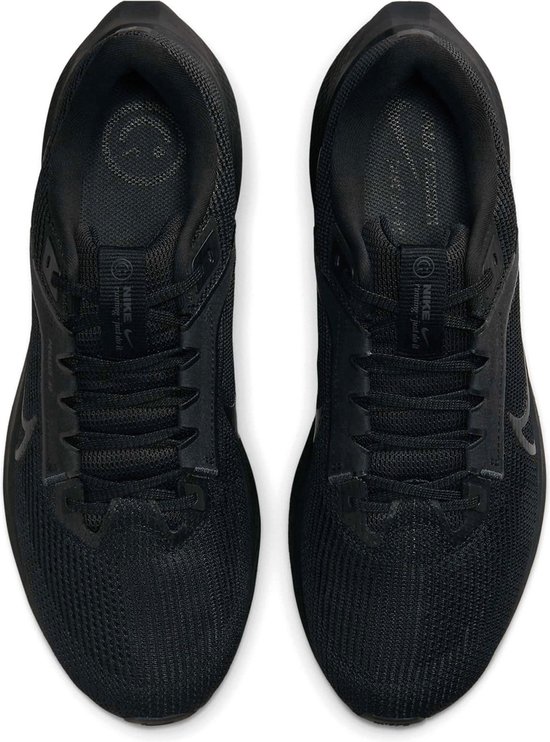 Bovenaanzicht van zwarte Nike Air Zoom Pegasus 40 sportschoenen met veters.