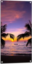 Tuinposter – Silhouet van Palmbomen Hangend boven het Strand op Zomerse Avond - 50x100 cm Foto op Tuinposter (wanddecoratie voor buiten en binnen)