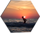 Dibond Hexagon - Kindje - Zee - Water - Zonsondergang - 40x34.8 cm Foto op Hexagon (Met Ophangsysteem)