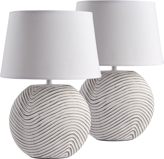 Ensemble de deux lampes de table blanches avec pied en céramique à nervures blanches et grises.