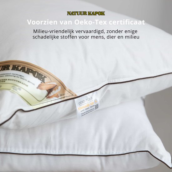 Twee witte kapok kussens opgestapeld, met bruine bies en Oeko-Tex label.