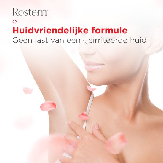Gedetailleerde close-up van een vrouwelijke oksel met rozenblaadjes die naar beneden zweven.