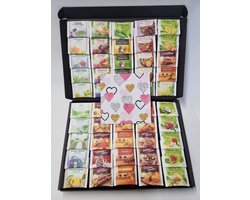 Thee Proeverij Pakket | Theepakket met 50 verschillende theesmaken met Mystery Card 'Love - Hartjes’ met persoonlijke (video)boodschap | Verjaardag | Sinterklaas | Kerstpakket | Vaderdag | Moederdag | Jubileum | Valentijnsdag Thee Proeverij Pakket | Theepakket met 50 verschillende theesmaken met Mystery Card 'Love - Hartjes’ met persoonlijke (video)boodschap | Verjaardag | Sinterklaas | Kerstpakket | Vaderdag | Moederdag | Jubileum | Valentijnsdag