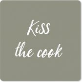 Muismat XXL - Bureau onderlegger - Bureau mat - Quotes - Kiss the cook - Spreuken - Kok - Zoen - 40x40 cm - XXL muismat