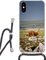 Hoesje met koord Geschikt voor iPhone XS - Schotse Hooglander - Stenen - Gras - Siliconen - Crossbody - Backcover met Koord - Telefoonhoesje met koord - Hoesje met touw