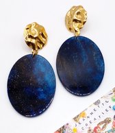 Jeannette-Creatief - Resin - Stars at Night - Blauwe oorbellen - Oorbellen dames - Oorbellen - Oorhangers - Ovale Resin Oorhangers - RVS goudkleurige oorbellen - Glitter - Glamour - Galaxy earrings - Glitter