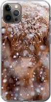 Geschikt voor iPhone 12 Pro Max hoesje - Schotse Hooglander - Horens - Sneeuw - Siliconen Telefoonhoesje