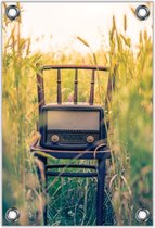 Tuinposter –Ouderwetse Radio op Stoel in Graan Veld– 60x90cm Foto op Tuinposter (wanddecoratie voor buiten en binnen)