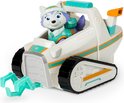 Everest in een witte PAW Patrol sneeuwschuiver met rupsbanden, een grijparm en turquoise accenten.