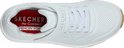 Bovenaanzicht van witte Skechers sneaker met rode binnenzool met 'Air-Cooled Memory Foam' tekst.