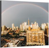 Dibond –Dubbele Regenboog boven Stad– 100x100 Foto op Aluminium (Met ophangl)