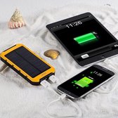 10000 mah Powerbank Batterij met Zonnepaneel kleur ZWART/GROEN - Spatwaterdicht - Gratis opladen met de zon - Solar powerbank - Universele mobiele telefoon oplader op zonne energie - oplaadbatterij - oplaadstation backpacker - hiking