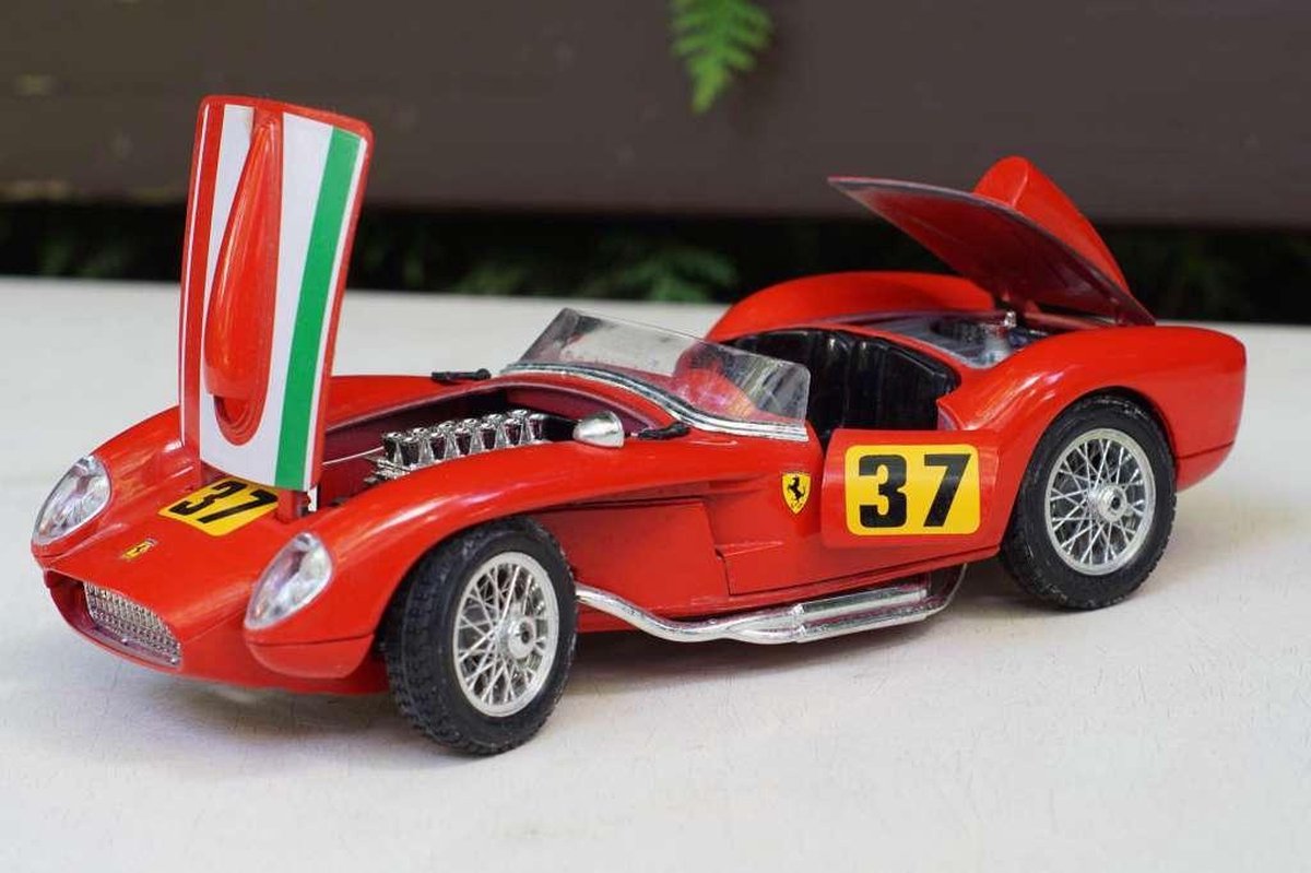 Acteur Grammatica ik heb nodig Ferrari 250 Testa Rossa (1957, Rood, Diamonds Collection) 1/18 Bburago -  Modelauto -... | bol.com