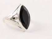 Opengewerkte zilveren ring met onyx - maat 16.5