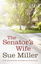 Boekcover 'The Senator's Wife' van Sue Miller, met de titel en ondertitel op een zonnige straat met huizen en bomen.