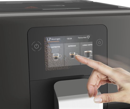 Vinger raakt touchscreen van Krups Intuition aan, kiest RISTRETTO.