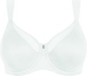 Witte Triumph beha met gladde cups en mesh inzetstukken aan de bovenkant. Middenvoor een klein grijs logo.