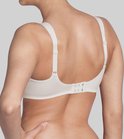 Un mannequin vu de dos, portant un soutien-gorge minimiseur blanc cassé texturé avec bretelles ajustables.