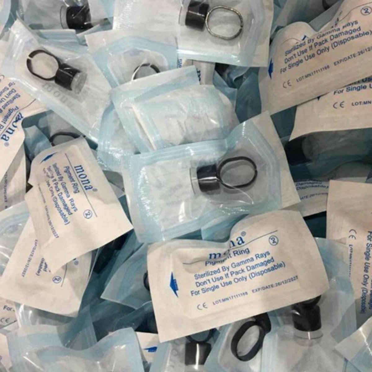 25 stuks GGD goedgekeurde Permanente Make-Up Zwarte Plastic Ring Inkt Cup & Tattoo Pigment Vinger Cup Met Spons