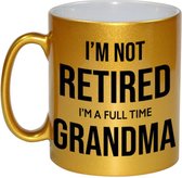 Im not retired im a full time grandma koffiemok / theebeker - 330 ml - goudkleurig - oma / kantoorhumor / VUT / pensioen - grappige cadeau mok / beker voor collega