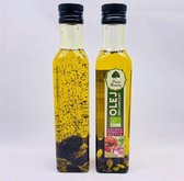 Olie met knoflook tomaat en basilicum